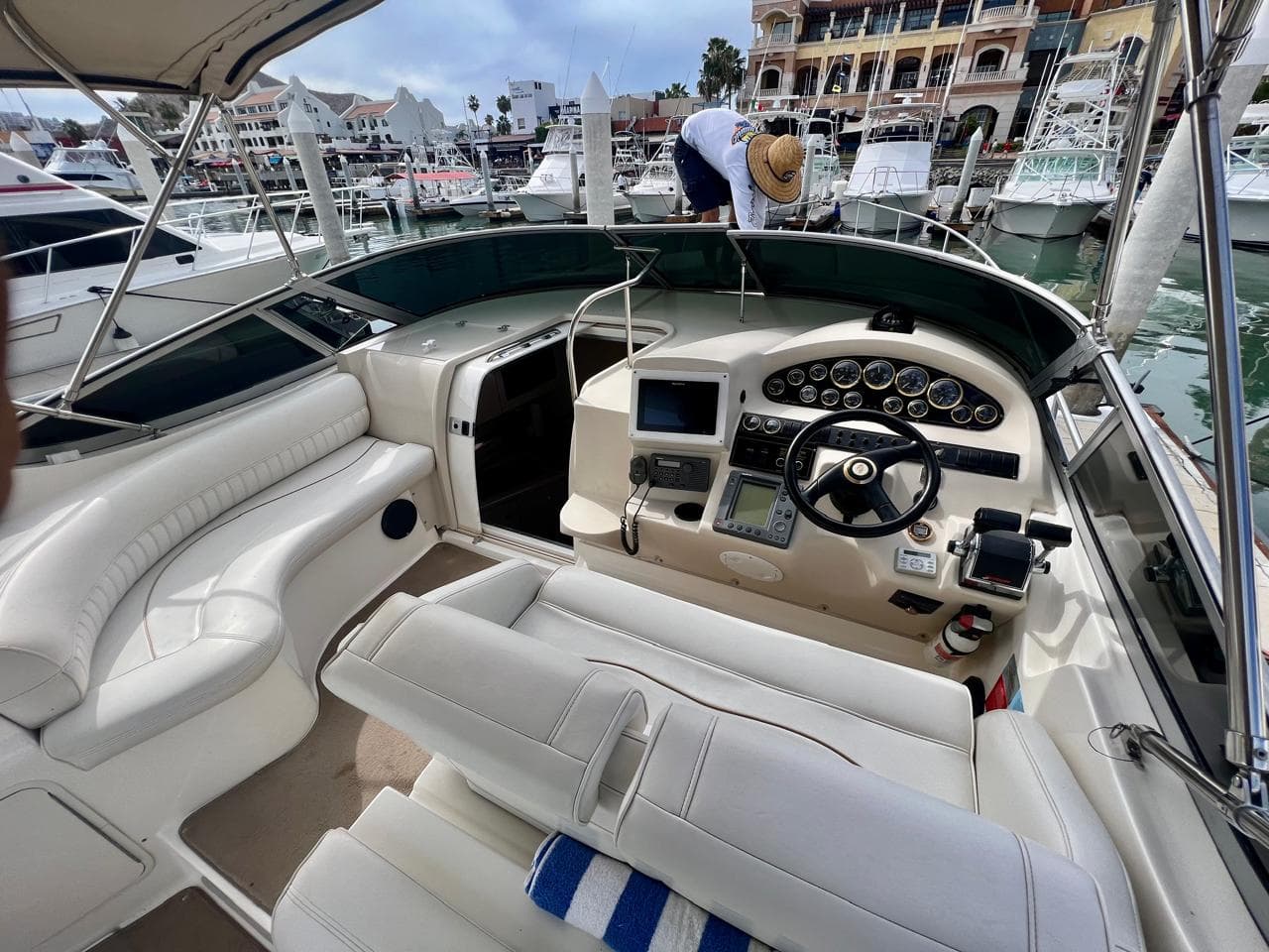 Yacht Cruiser 35ft — yacht charter in Cabo San Lucas — photo 3