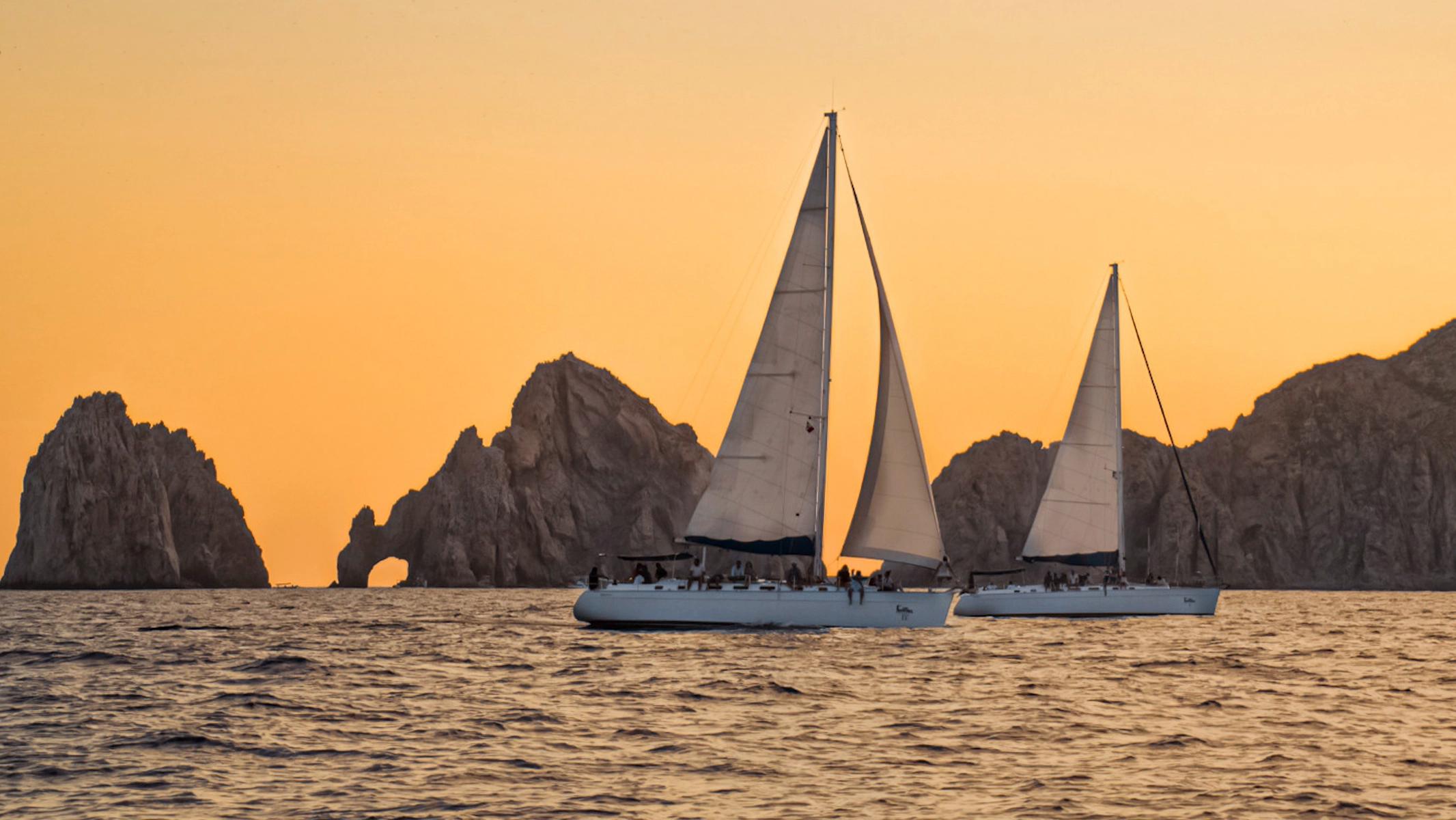 Dos veleros al atardecer junto a las rocas de Land's End, Cabo San Lucas