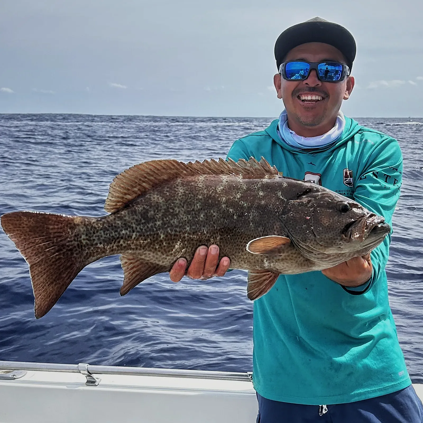 Barco de fiesta en Cabo vs. Yate privado: ¿Cuál es mejor?