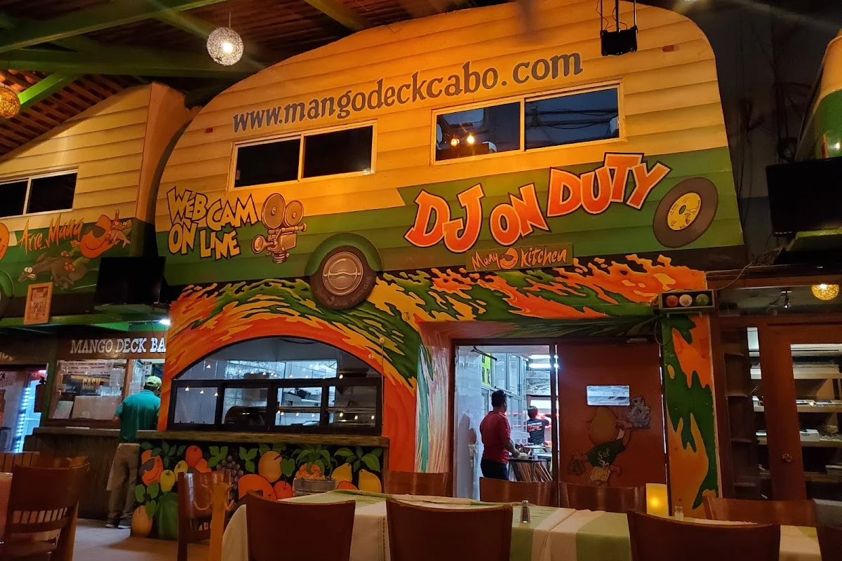Fiesta de día en un club de playa en Playa El Médano, Cabo