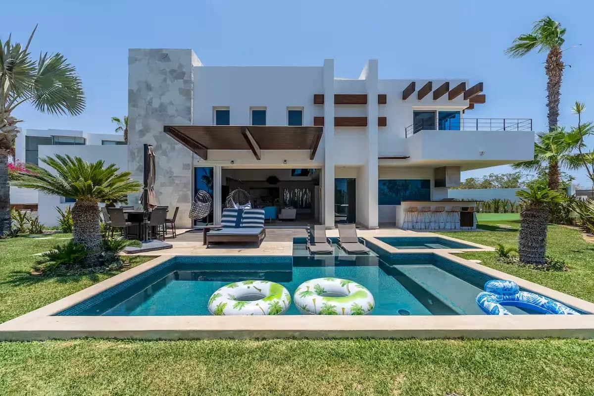 Luxury villa with private pool overlooking the ocean in Cabo San Lucas