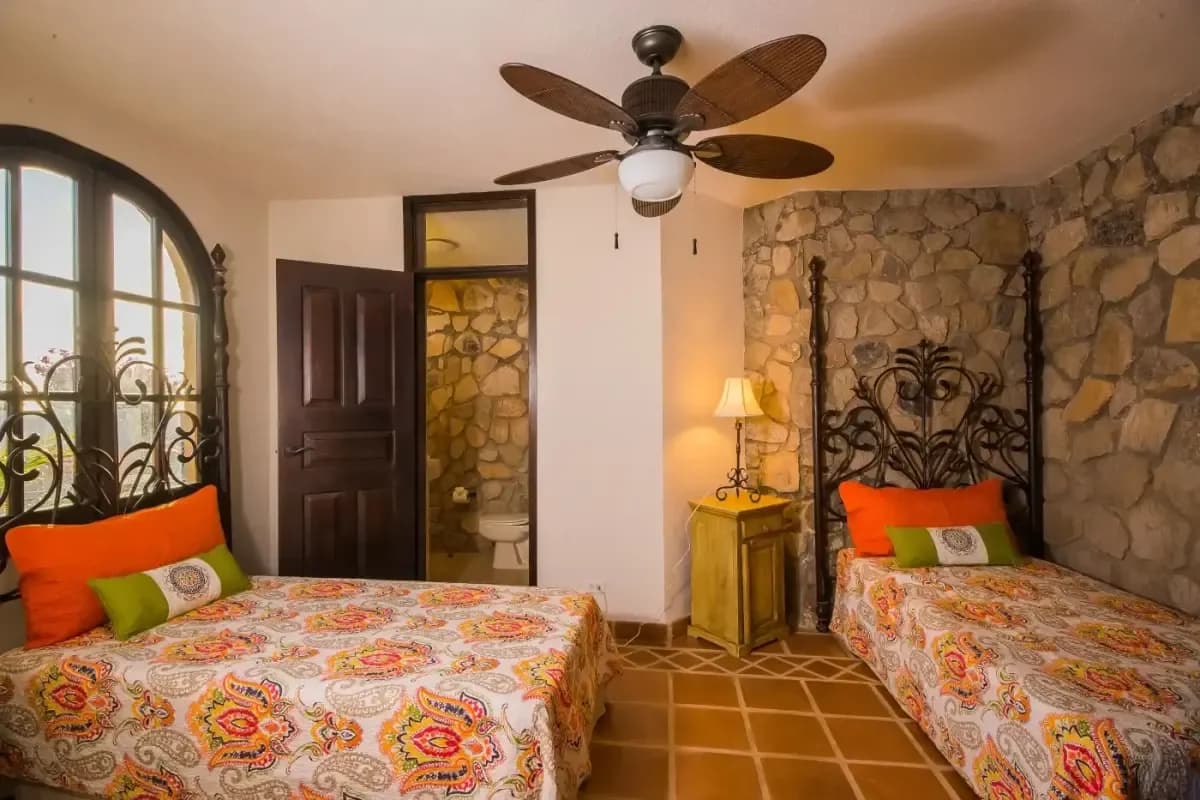 Pedregal Pacífico vs Pedregal Bahía: ¿Qué Zona de Villas en Cabo es Mejor para tu Viaje?