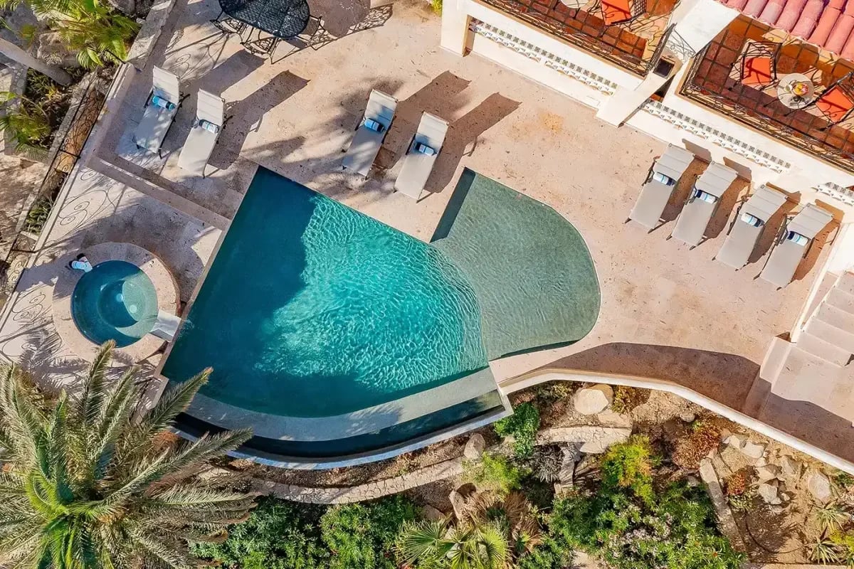 Swimming pool aerial at Tu itinerario de lujo definitivo de 5 días en Cabo (2026) with lounge chairs, from above