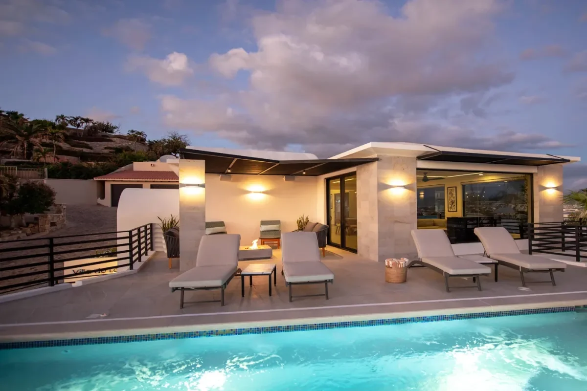 Poolside patio at Cabo San Lucas en Diciembre de 2026: Clima, Eventos y Precios at dusk, with fire pit